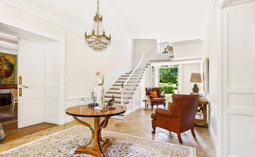 Beautiful Manoir In Enclosed Private Parkland Garden Close To Amenities In Melle, Close To Niort.