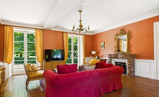 Beautiful Manoir In Enclosed Private Parkland Garden Close To Amenities In Melle, Close To Niort.