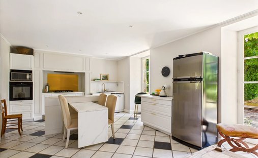 Beautiful Manoir In Enclosed Private Parkland Garden Close To Amenities In Melle, Close To Niort.