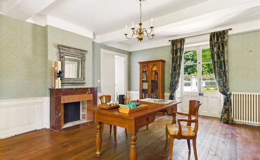 Beautiful Manoir In Enclosed Private Parkland Garden Close To Amenities In Melle, Close To Niort.