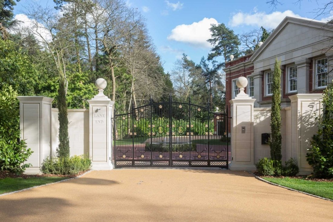 House in Brooklands, Elmbridge, England 1 - 16690126