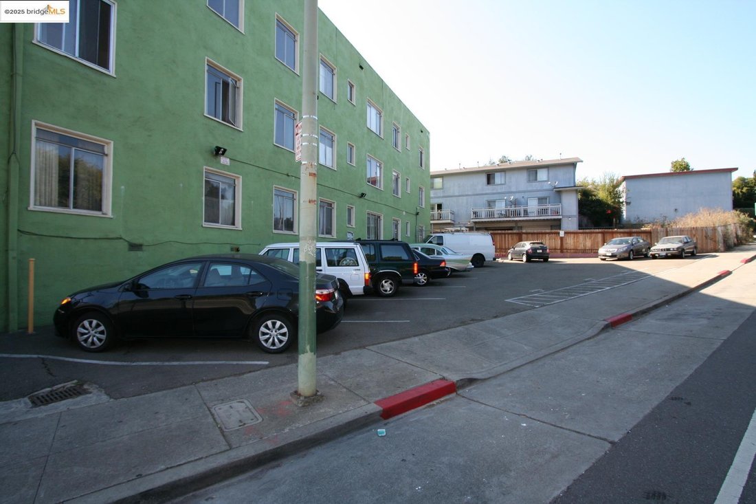Oakland, California, United States 2 - 16695416