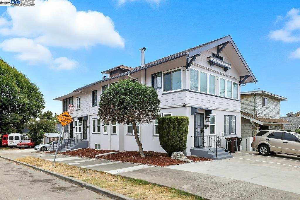 Oakland, California, United States 1 - 16695295