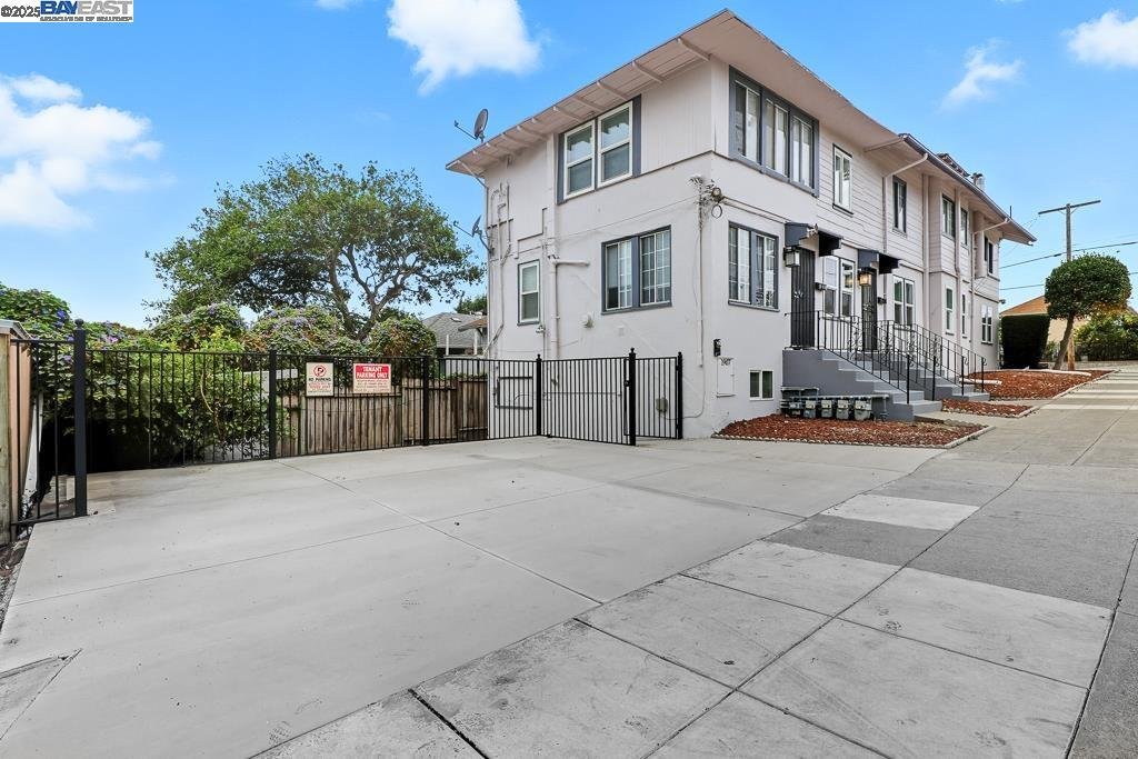 Oakland, California, United States 3 - 16695295