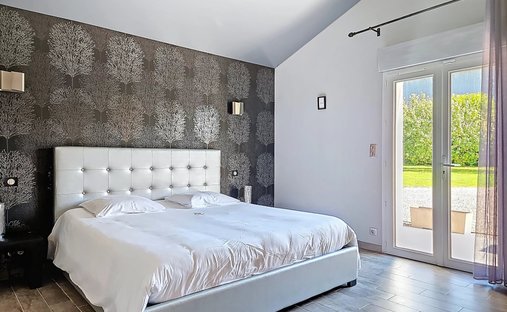 Castle for Sale in Saint-Jean-d'Angély, Nouvelle-Aquitaine, France