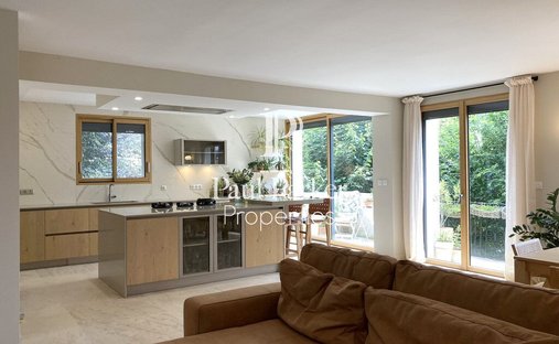 An Urban Chateau Dating Back To 1930 With An Outhouse, A Swimming Pool And Tree Dotted Grounds