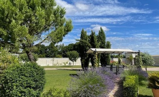 Castle for Sale in Saint-Jean-d'Angély, Nouvelle-Aquitaine, France