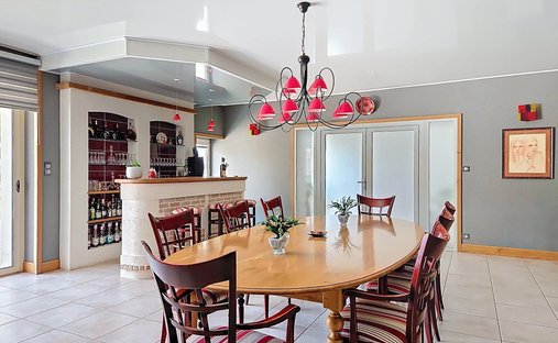 Castle for Sale in Saint-Jean-d'Angély, Nouvelle-Aquitaine, France