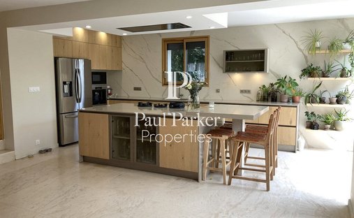 An Urban Chateau Dating Back To 1930 With An Outhouse, A Swimming Pool And Tree Dotted Grounds