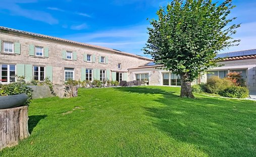Castle for Sale in Saint-Jean-d'Angély, Nouvelle-Aquitaine, France