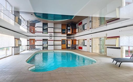 Castle for Sale in Saint-Jean-d'Angély, Nouvelle-Aquitaine, France