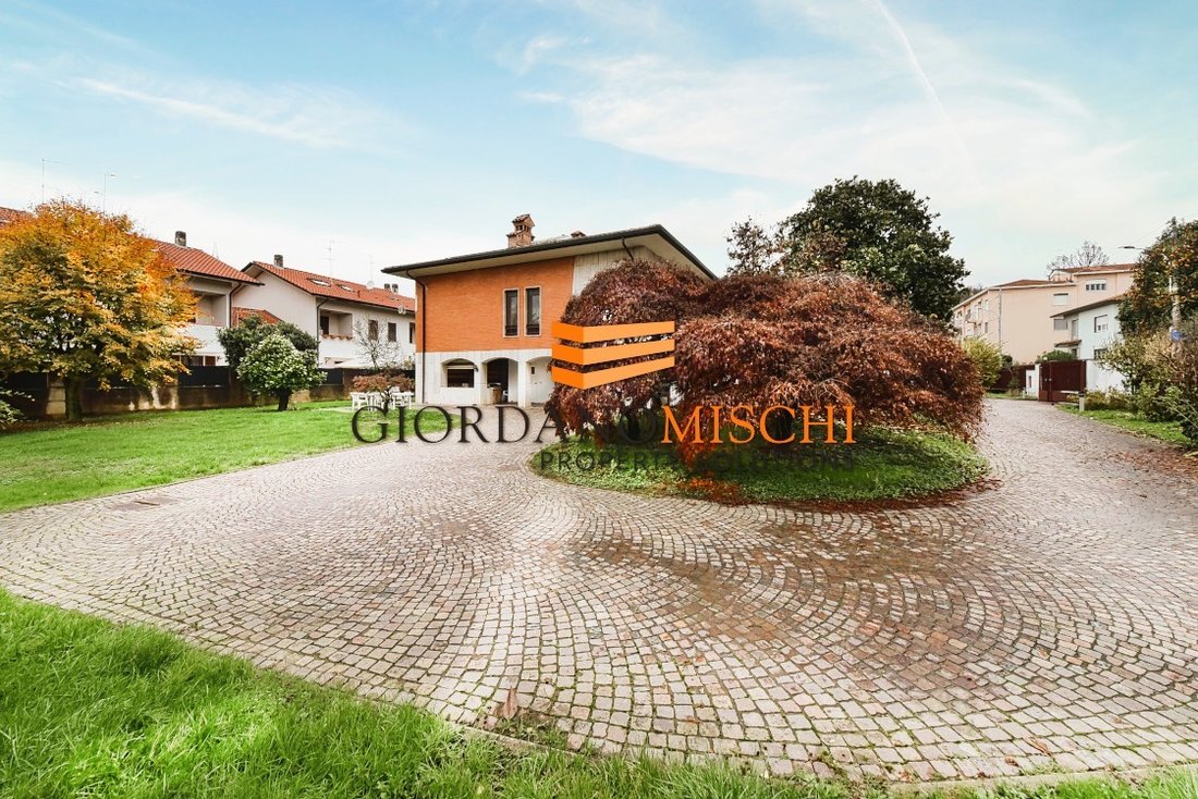 Villa in Carnate, Lombardy, Italy 2 - 16698412
