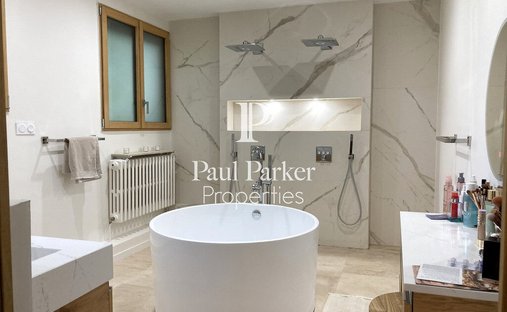 An Urban Chateau Dating Back To 1930 With An Outhouse, A Swimming Pool And Tree Dotted Grounds