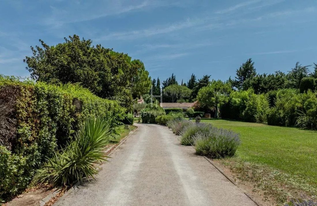 Estate in Campagne, Tarascon, France 5 - 16697370
