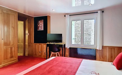 Castle for Sale in Saint-Jean-d'Angély, Nouvelle-Aquitaine, France