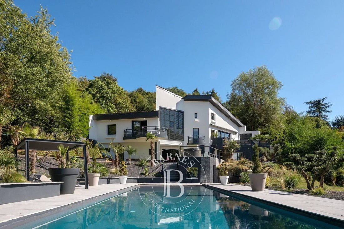 Estate in Limonest, Auvergne-Rhône-Alpes, France 1 - 16698771