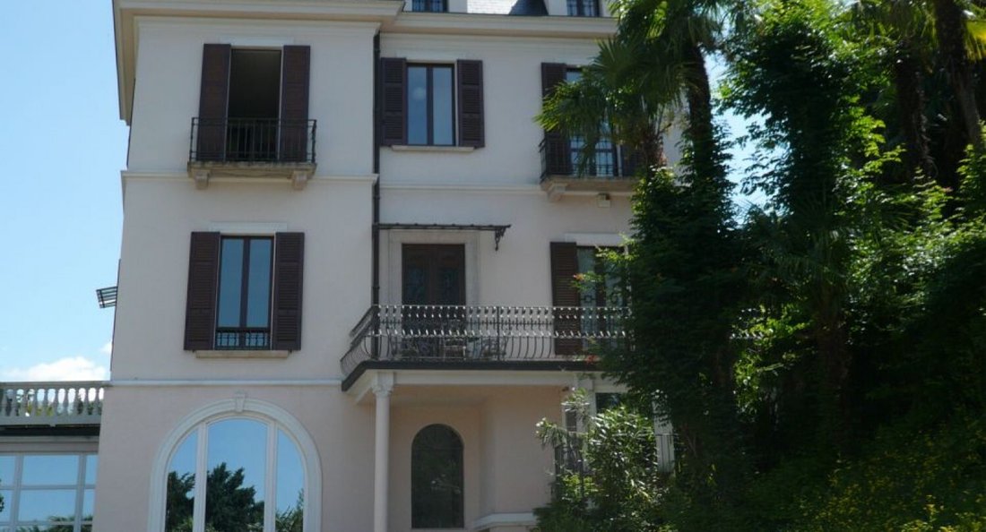 Villa in Luino, Lombardy, Italy 2 - 16696736