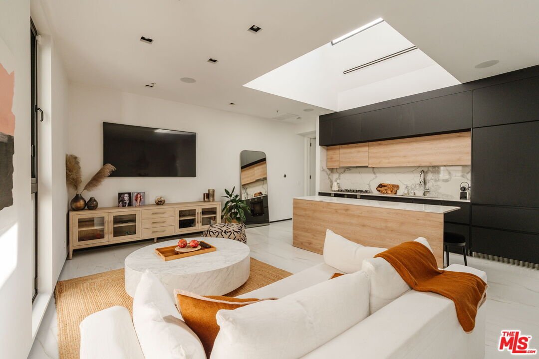 Condo in Los Angeles, California, United States 3 - 16701047