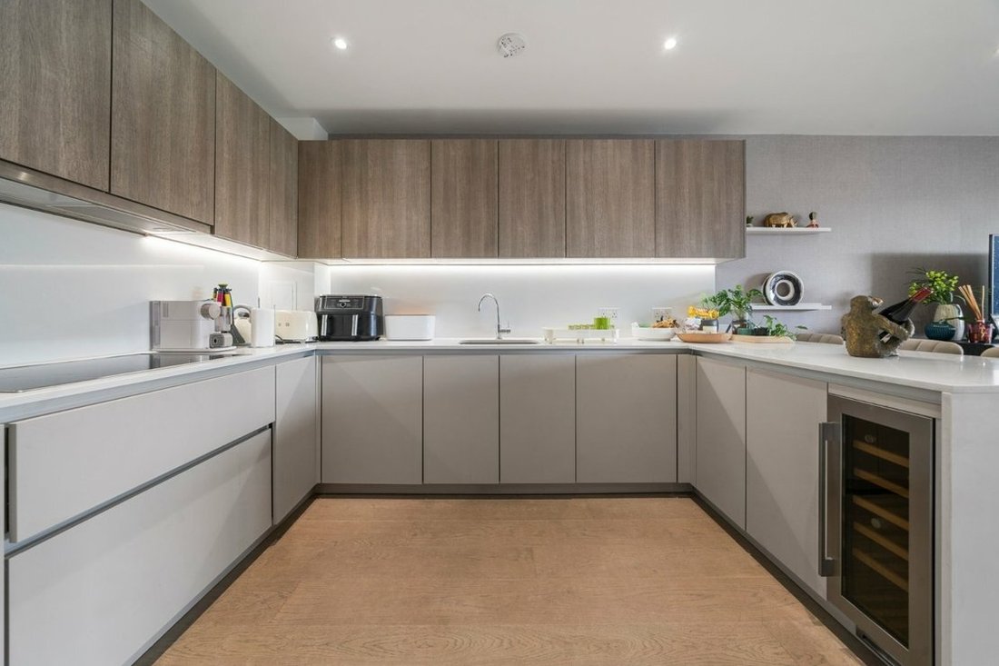 Apartment in Brondesbury Park, Brent, England 3 - 16702056