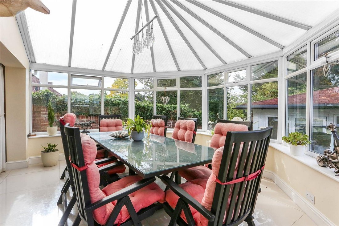Haus in Epsom and Ewell, England 4 - 16702280