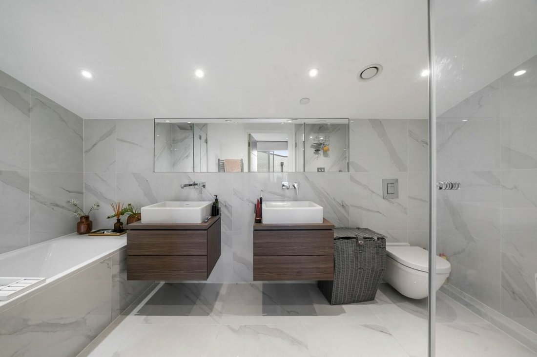 Apartment in Brondesbury Park, Brent, England 5 - 16702056