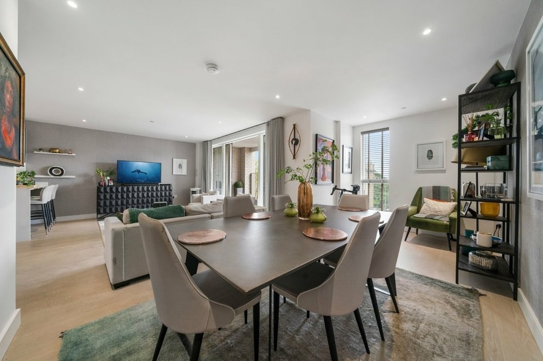 Apartment in Brondesbury Park, Brent, England 1 - 16702056
