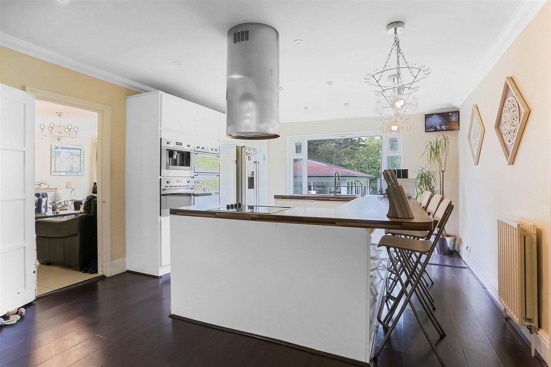Haus in Epsom and Ewell, England 5 - 16702280