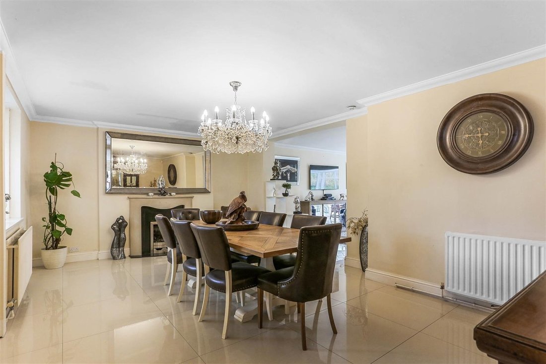 Haus in Epsom and Ewell, England 3 - 16702280