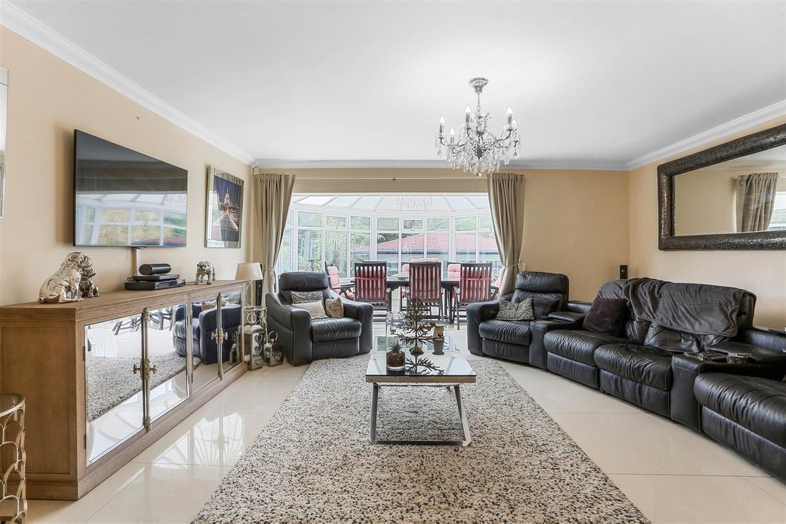 Haus in Epsom and Ewell, England 2 - 16702280