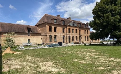 Vienne Department (86) 19th And 20th Century Chateau 345 Acres Of Land