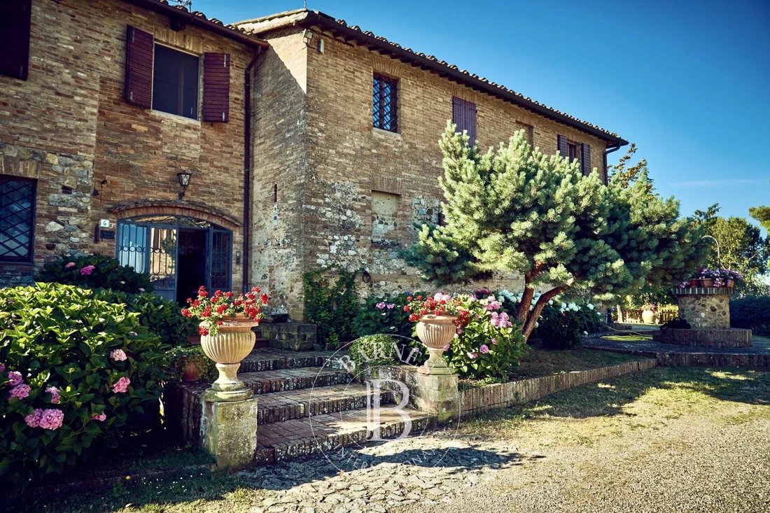 Estate in Siena, Tuscany, Italy 4 - 16702602