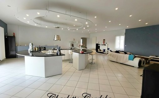 Castle for Sale in Marmande, Nouvelle-Aquitaine, France