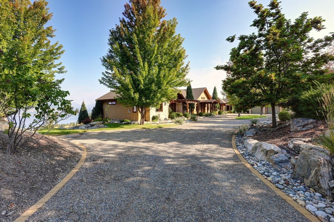 House in Kelowna, British Columbia, Canada 2 - 16704367