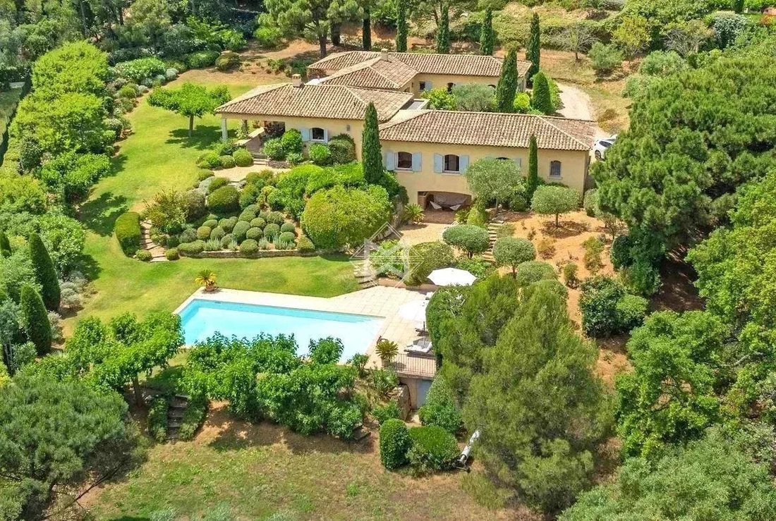 Villa in La Croix-Valmer, Provence-Alpes-Côte d'Azur, France 1 - 15730583