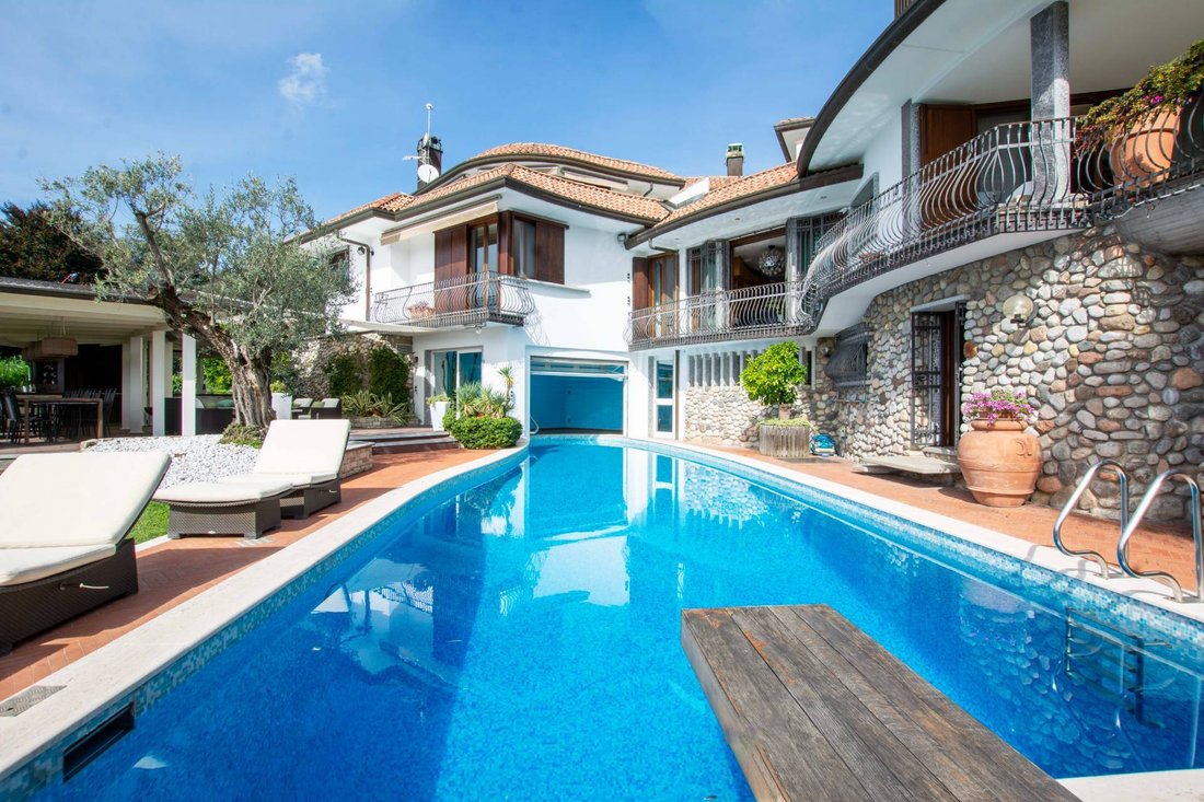 Villa in Besozzo, Lombardy, Italy 3 - 16251285