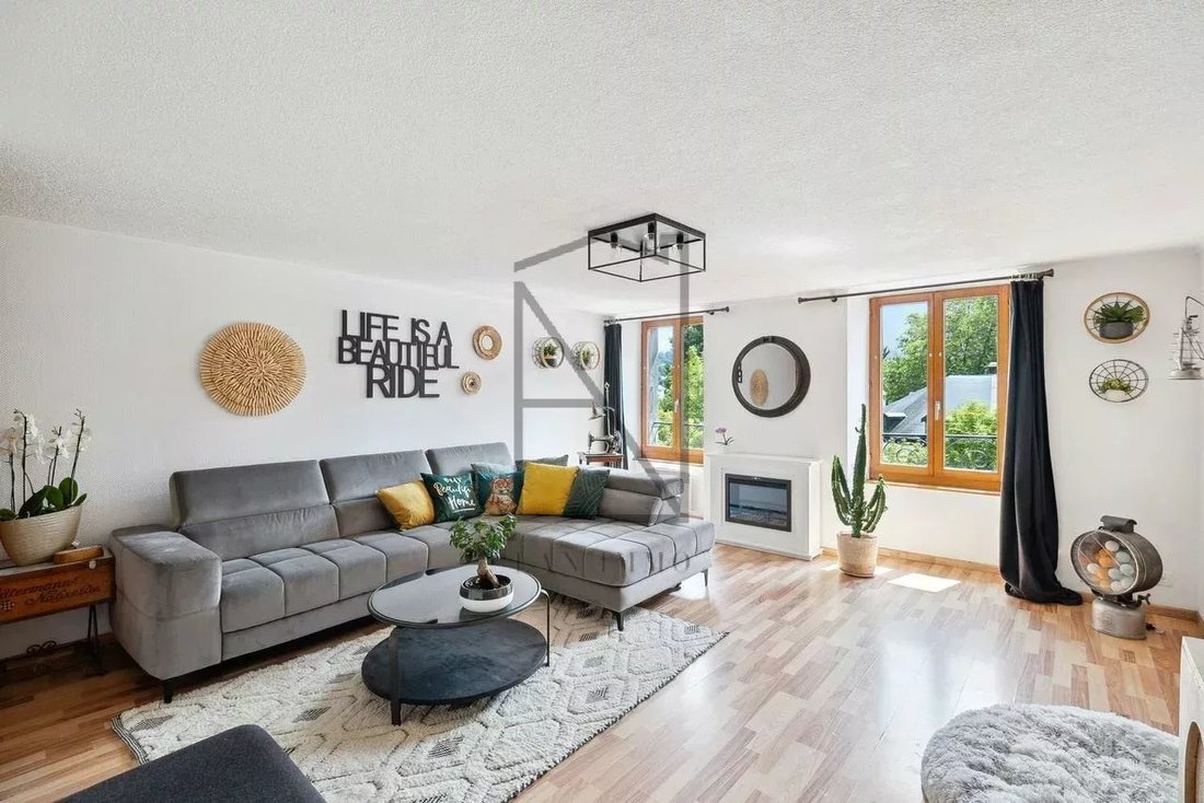 5 Room Duplex In Historic Downtown Building