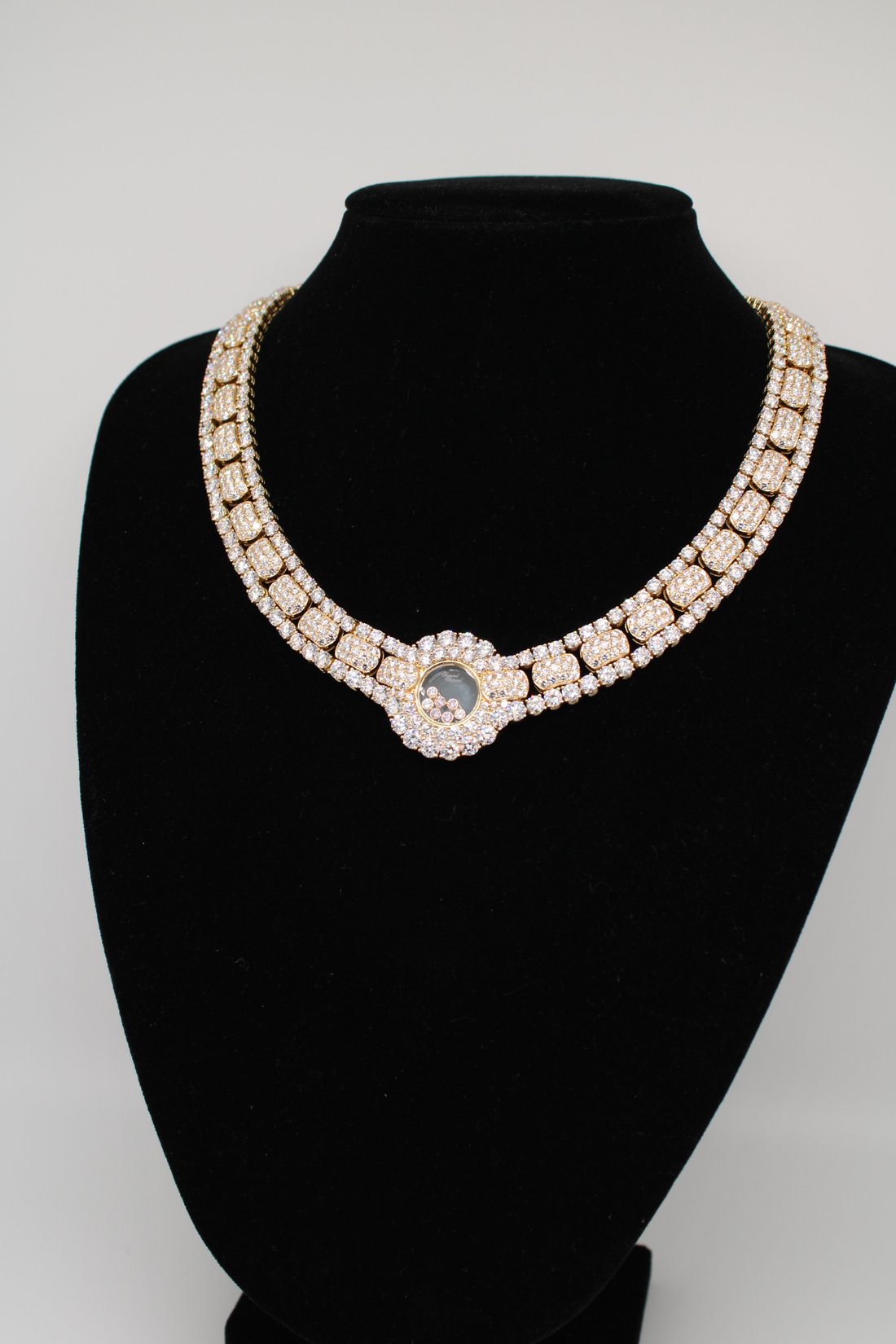 Necklace in Anderlecht, Brussels, Belgium 2 - 16710762