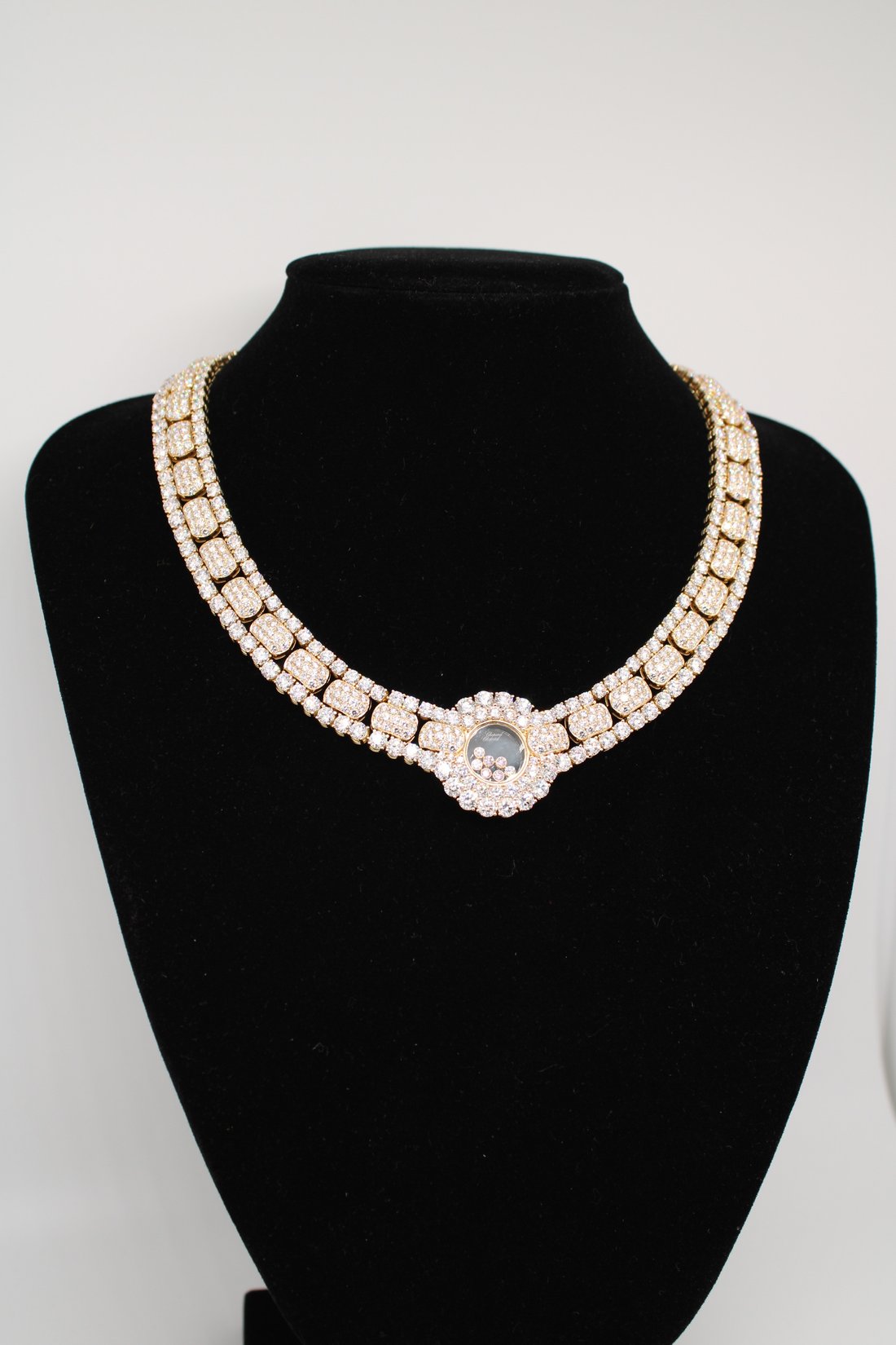 Necklace in Anderlecht, Brussels, Belgium 3 - 16710762