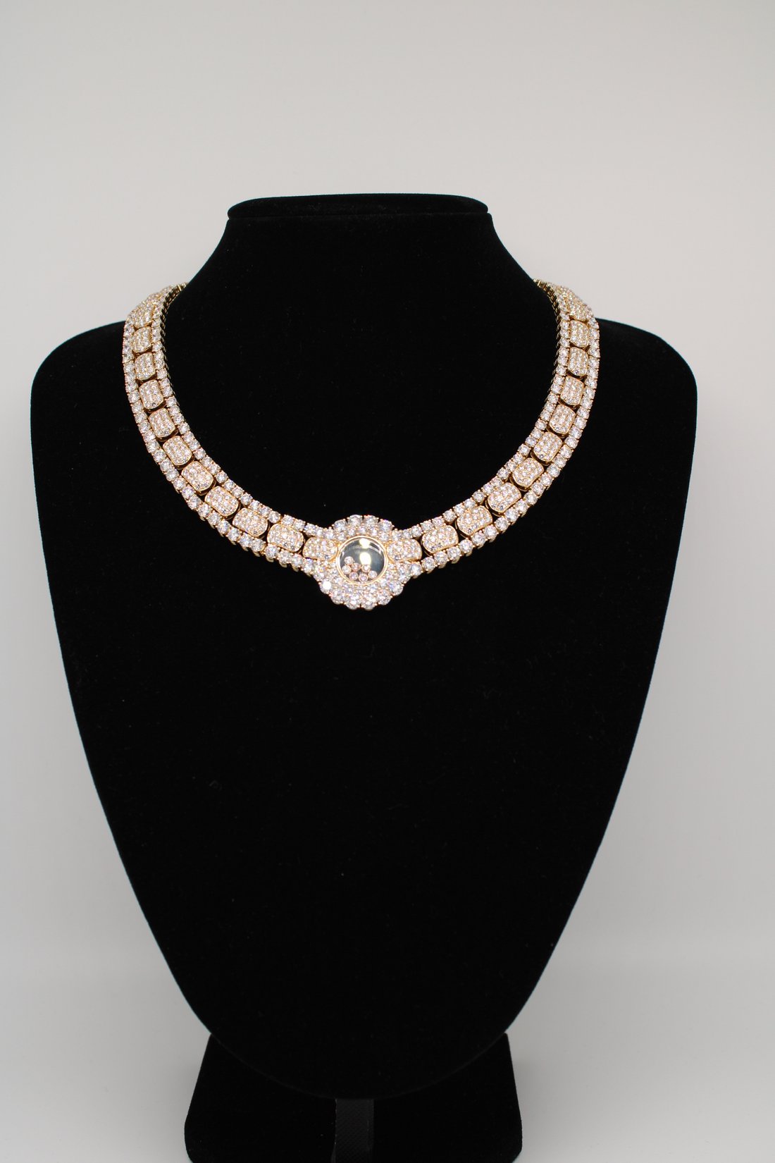 Necklace in Anderlecht, Brussels, Belgium 1 - 16710762
