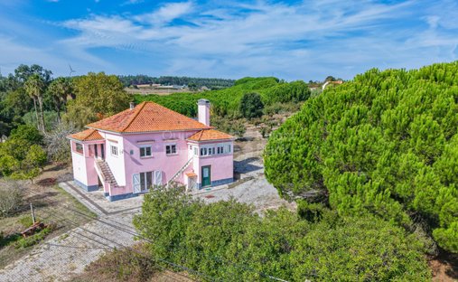 House in Moita dos Ferreiros, Lisbon, Portugal 1