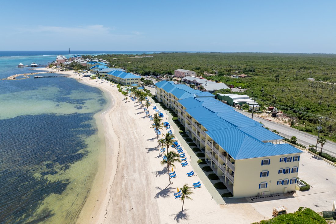 Condo in Gun Bay, East End, Cayman Islands 1 - 16719361