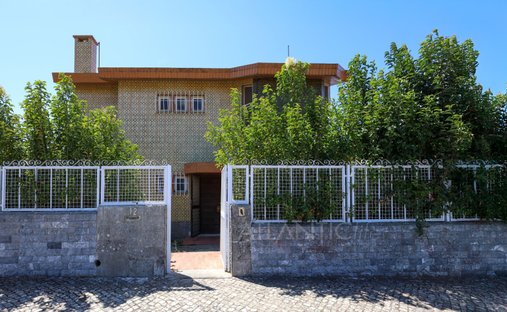 House in Massama e Monte Abraao, Lisbon, Portugal 1