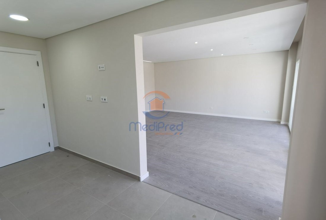 Apartment in Santo António dos Cavaleiros, Lisbon, Portugal 2 - 16598126