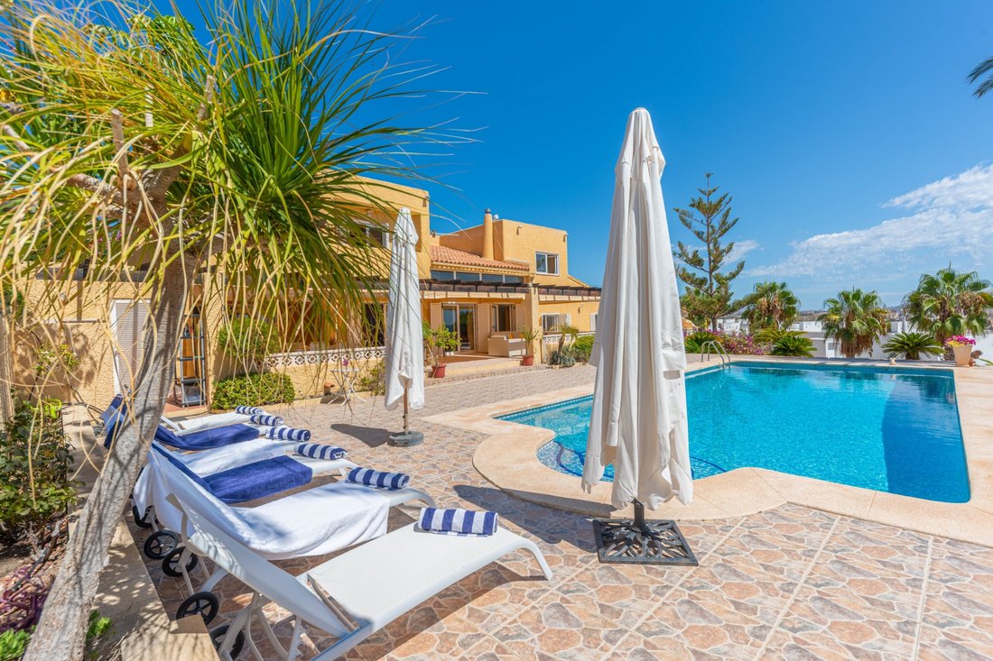 Villa in la Vila Joiosa / Villajoyosa, Valencian Community, Spain 3 - 16248038