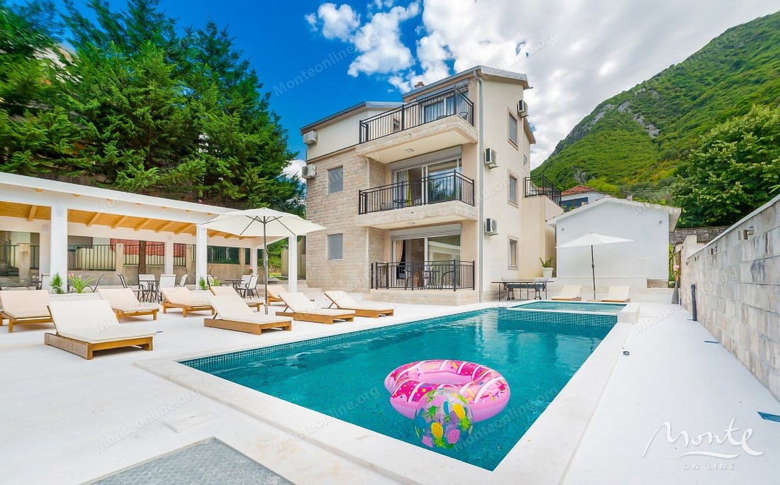 Villa in Donji Stoliv, Kotor Municipality, Montenegro 1 - 16715690