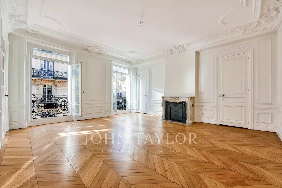 Apartment in Triangle d'Or, Paris 8e Arrondissement, Paris 4 - 16711109