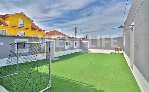 House in Sao Pedro da Cadeira, Lisbon, Portugal 1