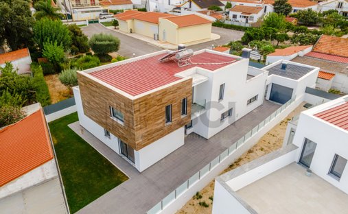 House in Azeitao (Sao Lourenco e Sao Simao), Setubal, Portugal 1
