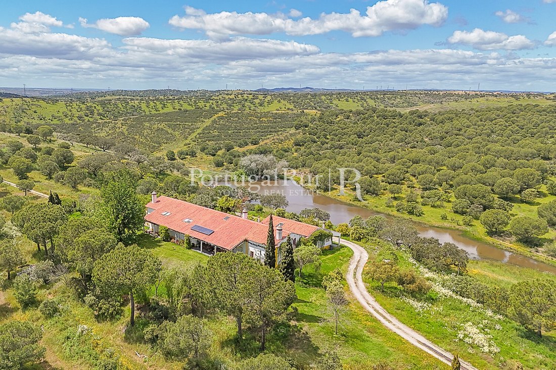 Estate in Moura (Santo Agostinho e Sao Joao Batista) e Santo Amador, Beja District, Portugal 2 - 15595301
