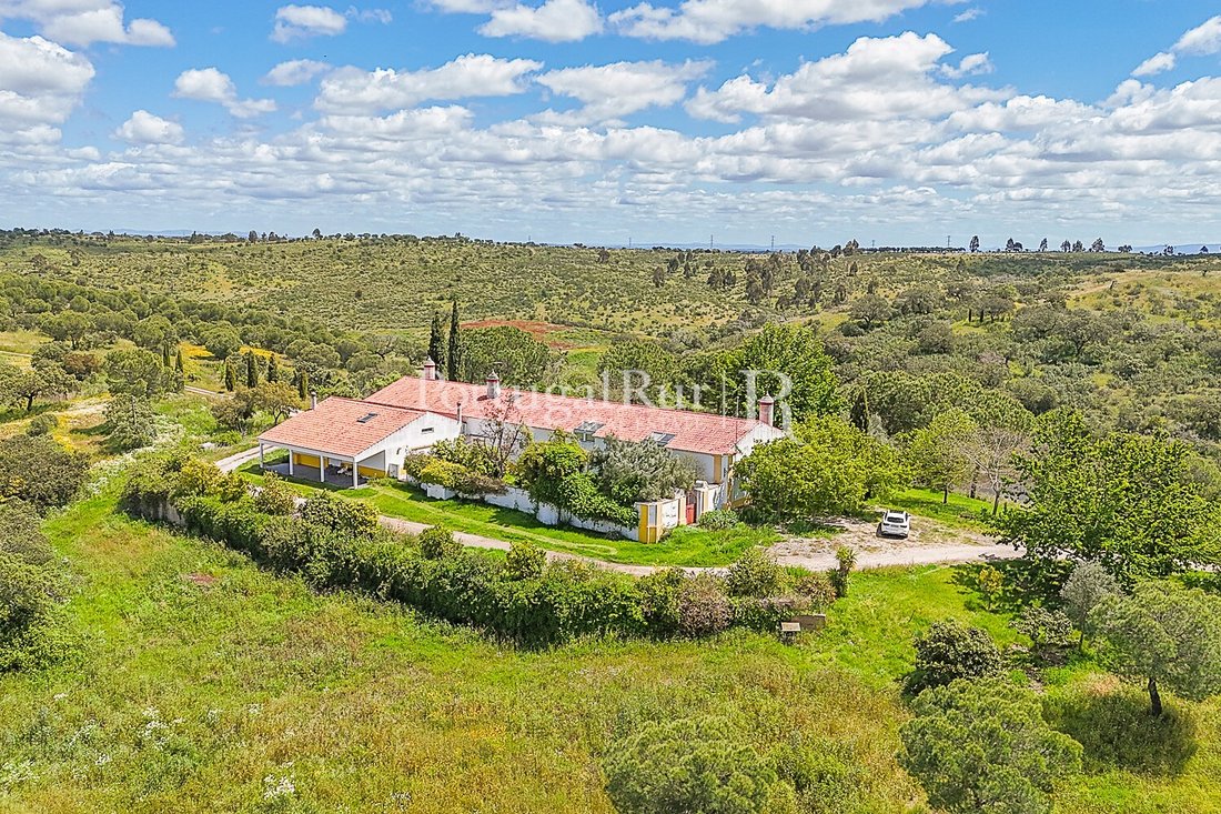 Estate in Moura (Santo Agostinho e Sao Joao Batista) e Santo Amador, Beja District, Portugal 1 - 15595301